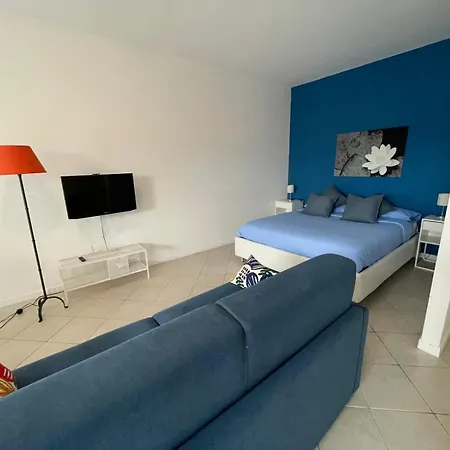 Queen Train Station Noemi & Angel Apartment